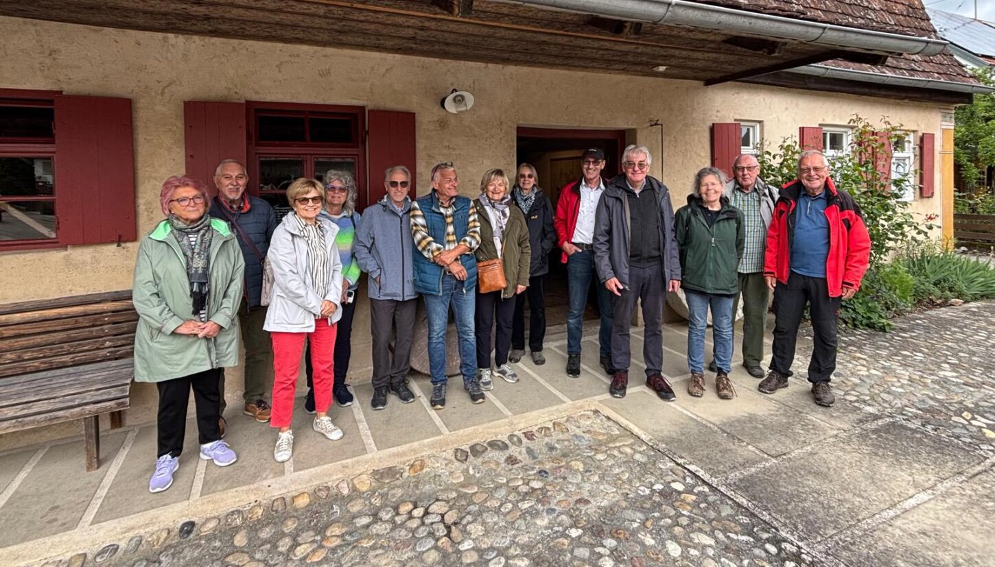 Die SVO-Wandergruppe vorm Mühlenmuseum in Thierhaupten