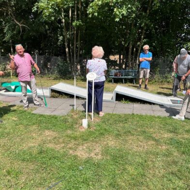 Die Wandergruppe Augsburg/Schwaben beim Minigolfen in der Wellenburg