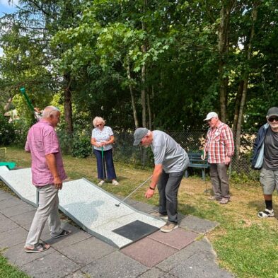Die Wandergruppe Augsburg/Schwaben beim Minigolfen in der Wellenburg
