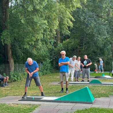 Die Wandergruppe Augsburg/Schwaben beim Minigolfen in der Wellenburg