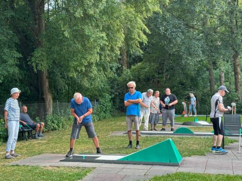 Die Wandergruppe Augsburg/Schwaben beim Minigolfen in der Wellenburg