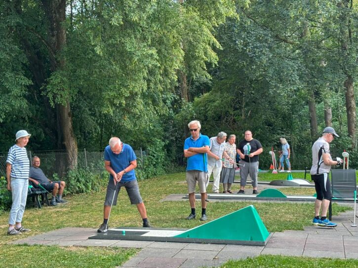 Die Wandergruppe Augsburg/Schwaben beim Minigolfen in der Wellenburg