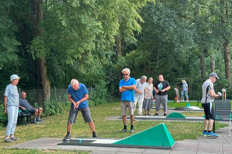 Die Wandergruppe Augsburg/Schwaben beim Minigolfen in der Wellenburg