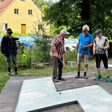 Die Wandergruppe Augsburg/Schwaben beim Minigolfen in der Wellenburg