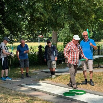 Die Wandergruppe Augsburg/Schwaben beim Minigolfen in der Wellenburg