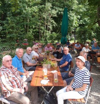 Die Wandergruppe Augsburg/Schwaben beim Minigolfen in der Wellenburg