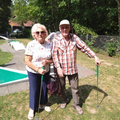 Die Wandergruppe Augsburg/Schwaben beim Minigolfen in der Wellenburg